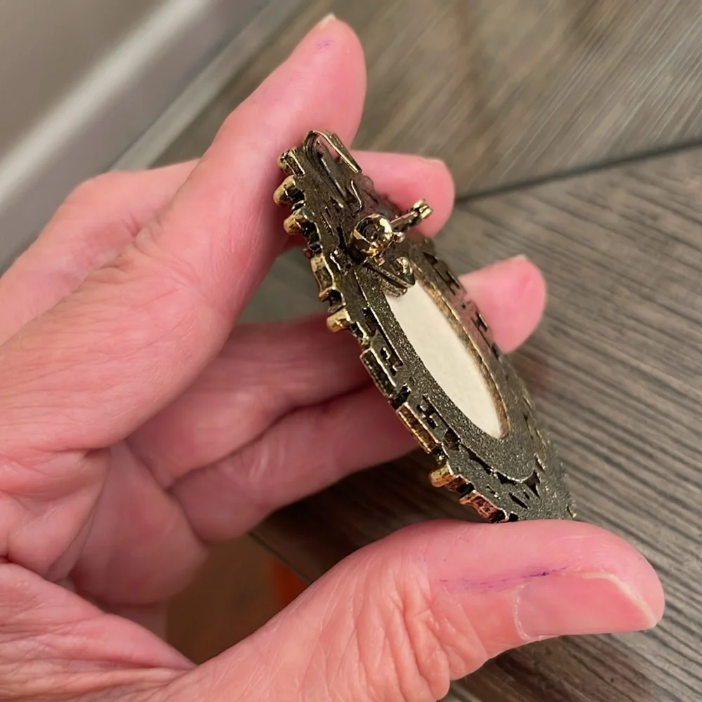 Vintage Hand Painted Ceramic Floral Cameo in a Antique Gold-tone Frame - Picture 13 of 16